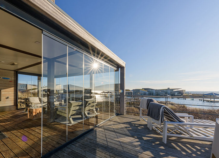 Glazen wandsysteem vakantiepark