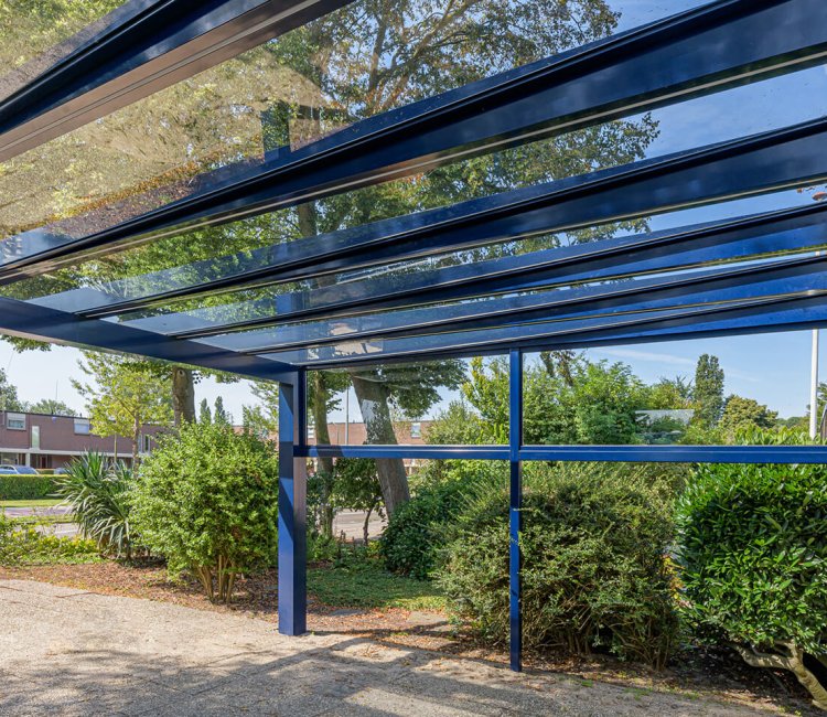 Ariosa Carport met glazen dak aan garage van huis