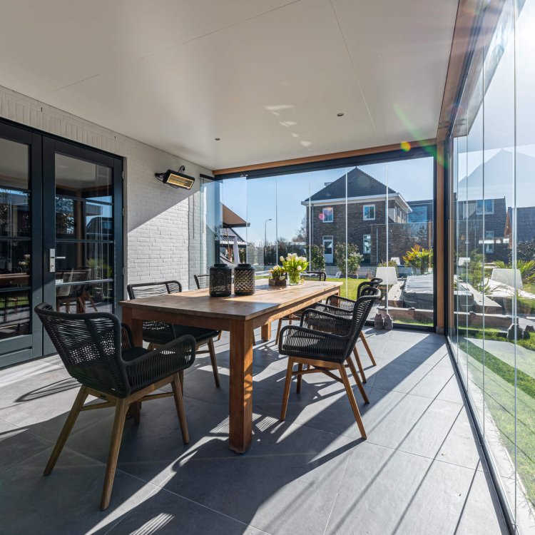 Glazen schuifdeur in een overkapping