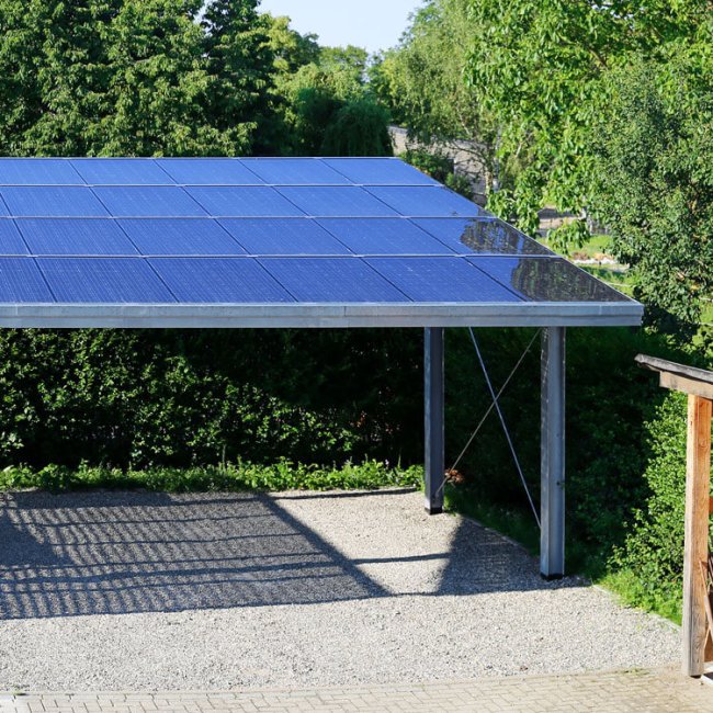 Vrijstaande solar carport met plat dak