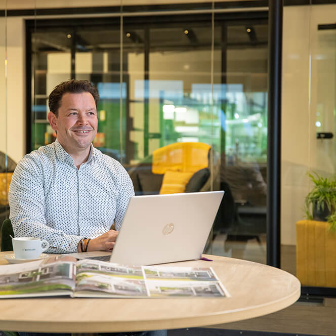 Verkoopadviseur Metalura in showroom