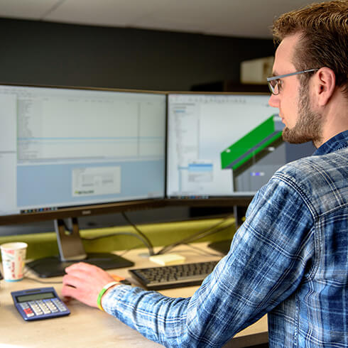 Planner Metalura achter computer