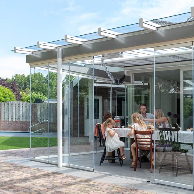 Aluminium glaswand in buitenkamer met Steel-ART details