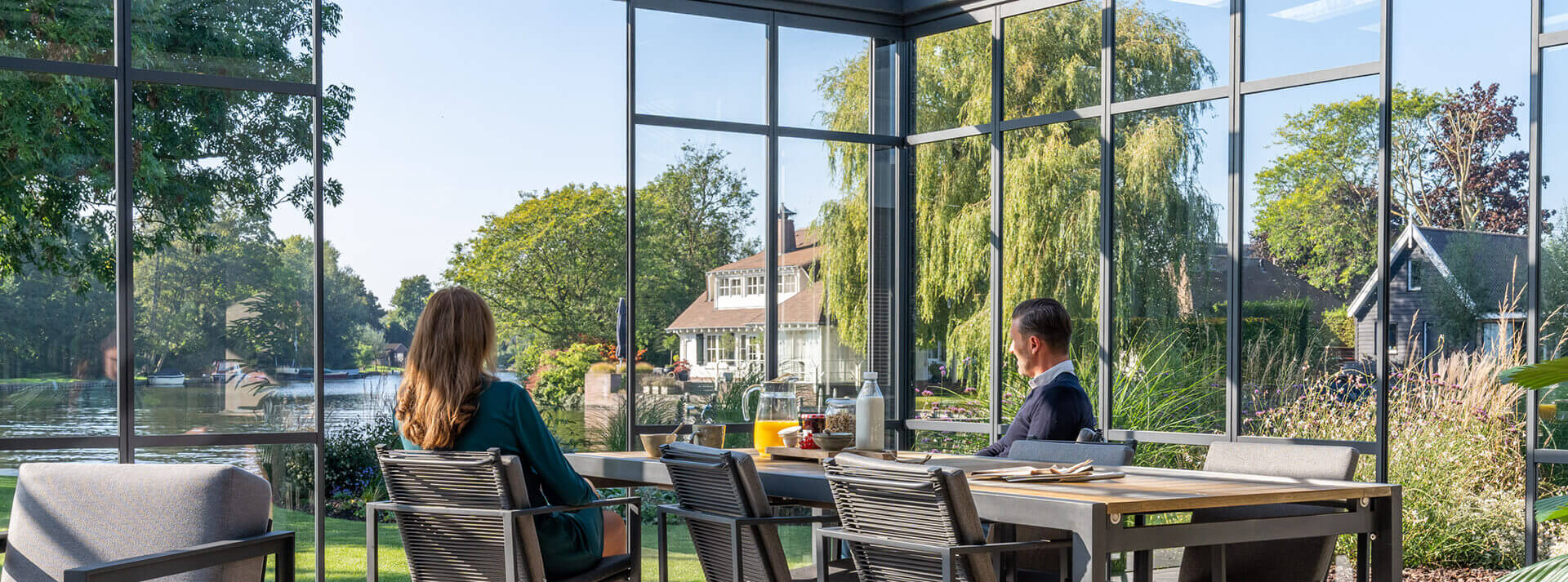 Tuinhuis met glazen schuifwand 