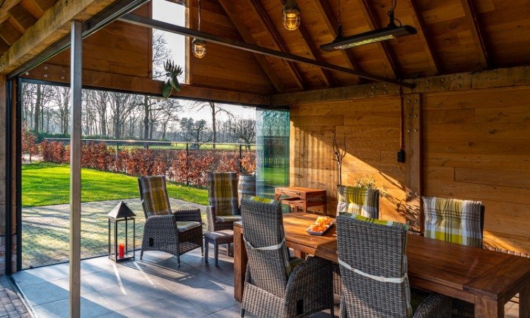 Tuinhuis met glazen schuifwand