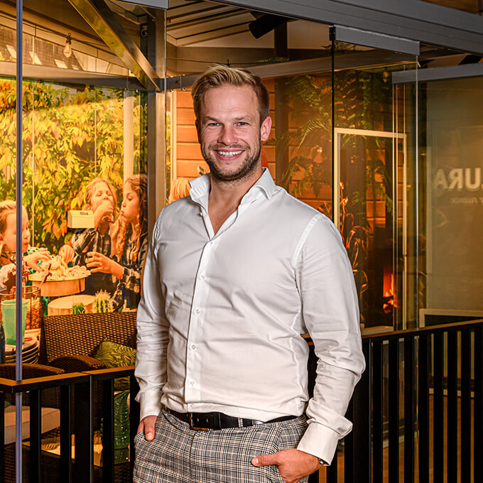 Verkoopadviseur Metalura in showroom